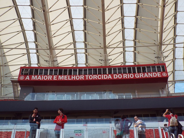 小孔塞桑被换下情绪激动不是因为斯帕莱蒂，是因摄影师险些绊倒他