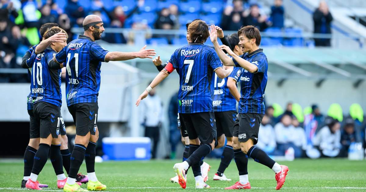 哈里·凯恩替补出场打入帽子戏法，五星拜仁轻松战胜斯图加特